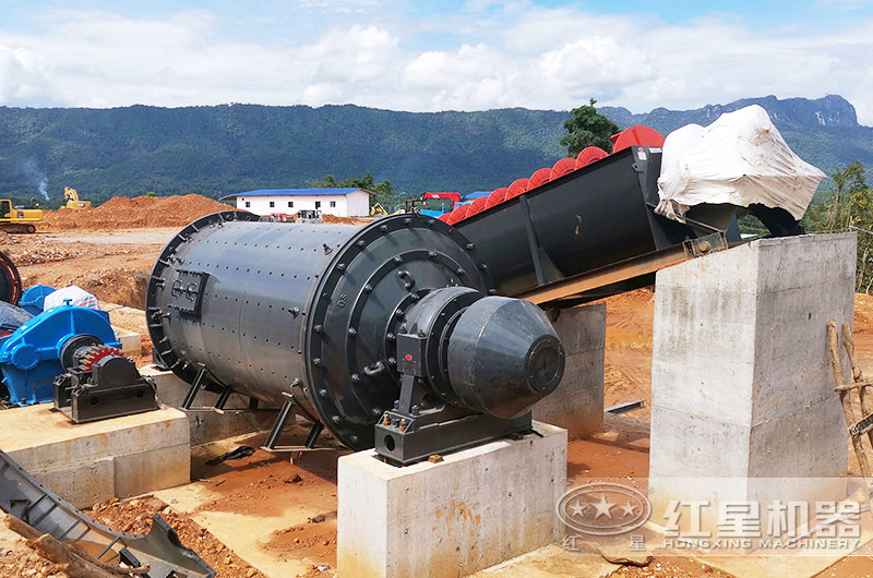 新型球磨機(jī)工作現(xiàn)場圖片