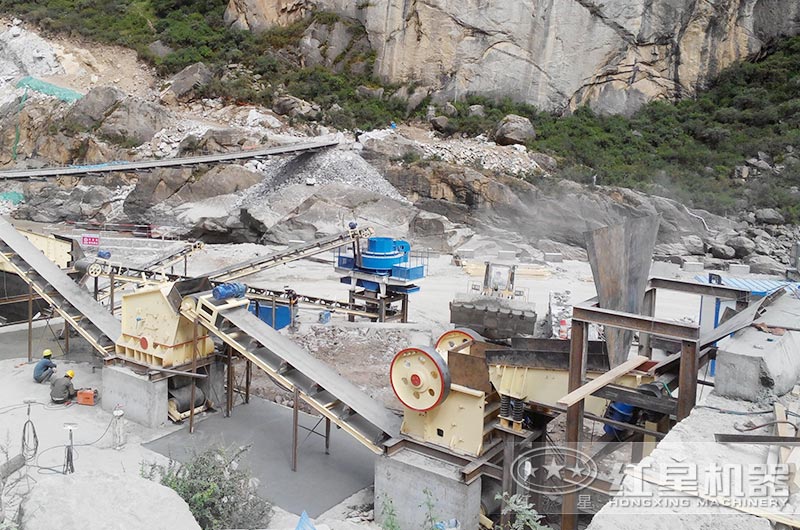 顎式破碎機(jī)、反擊破碎機(jī)、制沙機(jī)三機(jī)制沙現(xiàn)場