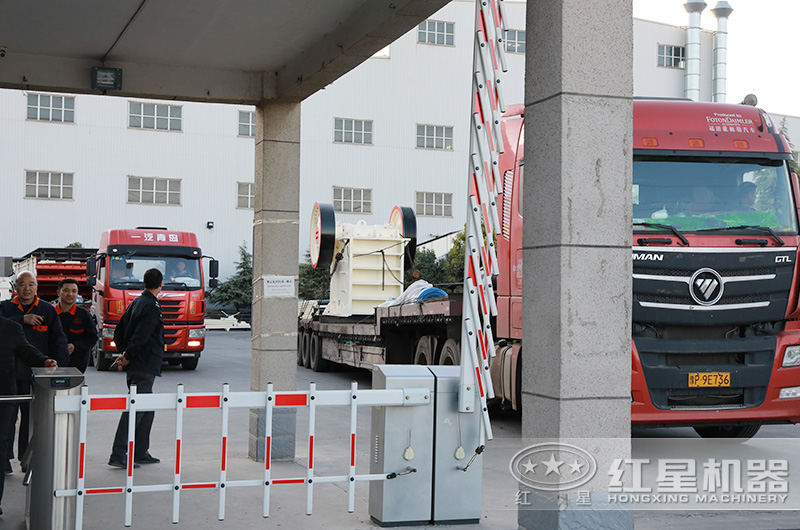 時產(chǎn)30-300噸的石料、石塊碎石機一套多少錢？