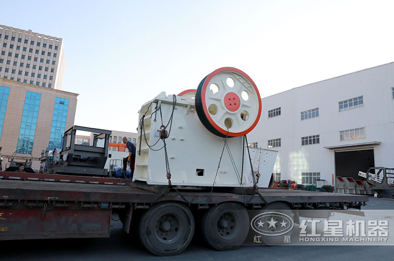 客戶46顎破機(jī)裝車發(fā)貨現(xiàn)場