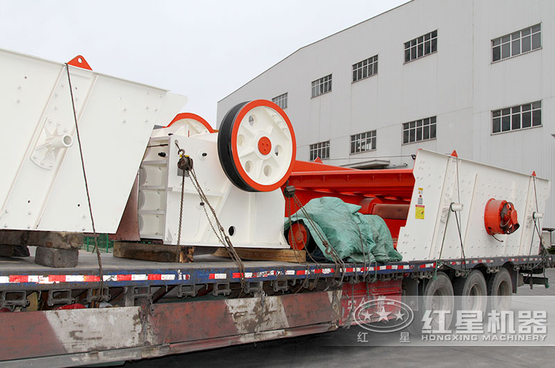 客戶顎式粉碎機裝車現(xiàn)場